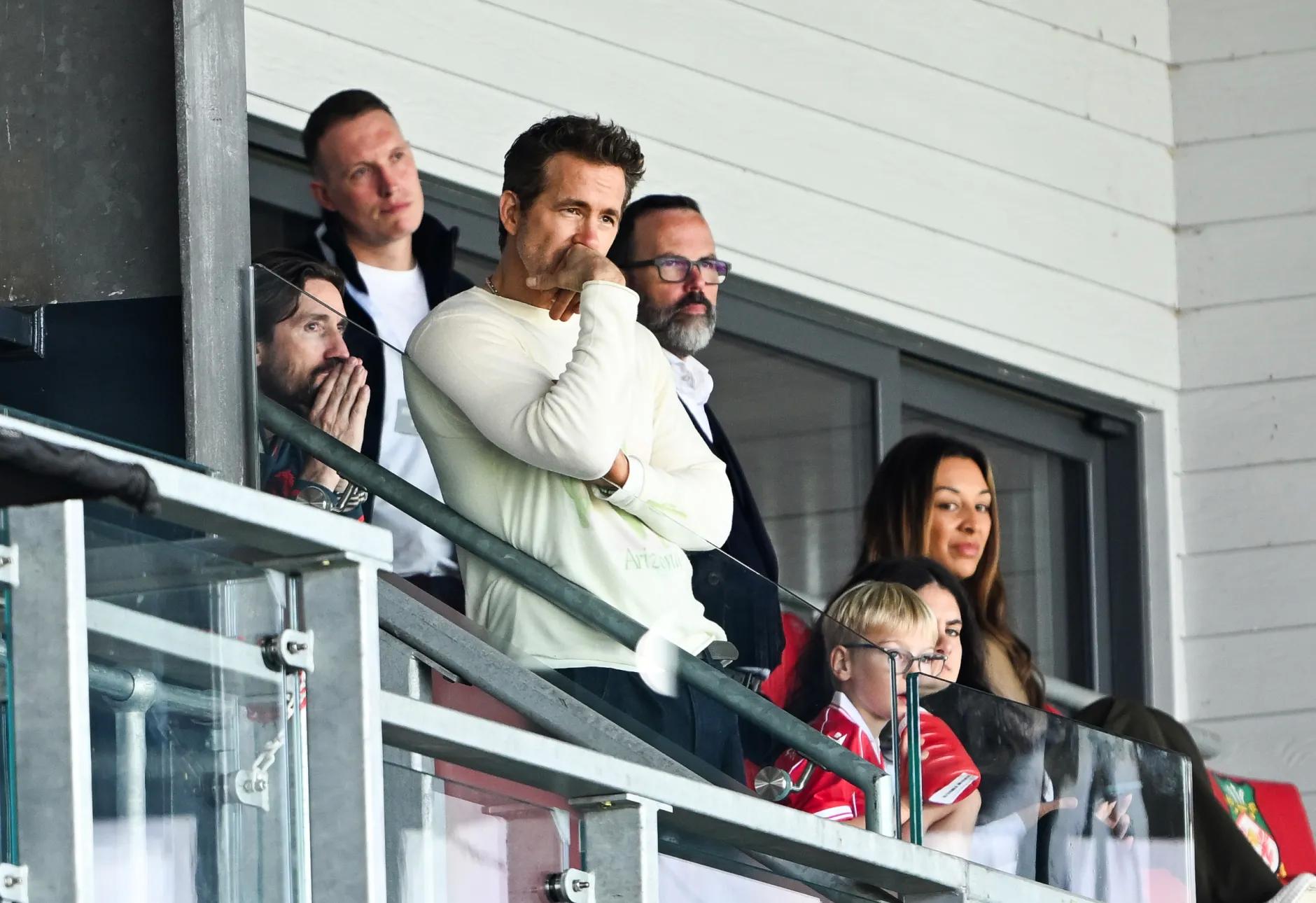 中取得一个, 前曼联球员, 特德比在伊